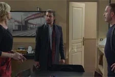 Abdel annonce à Vincent que le problème de racket est réglé