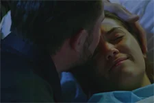 Abdel apprend à Alison qu’elle est sauvée !