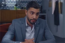 Abdel apprend à Baptiste qu’il a été retiré à sa famille d’accueil pour suspicion de maltraitance