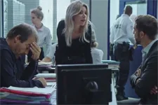 Abdel prend son rôle d’avocat de Manu Mongaut très au sérieux !