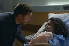 Abdel réconforte Vanessa après sa fausse couche