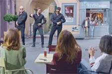 Alison, Barbara et Estelle assistent à un strip-tease !