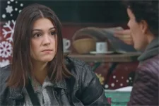 Alison constate qu’Elsa ne répond pas à un appel mystérieux !