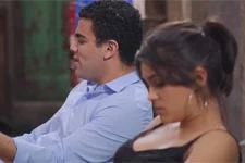 Alison repousse un mec qui tente de la séduire