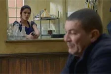 Alison vise Karim avec une arme !