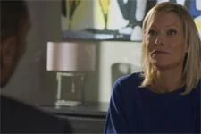 Alpha tente de vendre une toile à Céline