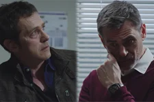 Andrès (Pavel) sème le doute dans l’esprit de Patrick et Revel en demandant une protection policière pour Luna