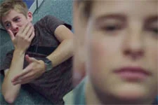 Antoine met un coup de poing à Luis !