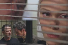 Anton protège Pavel de l’observation d’Irina !