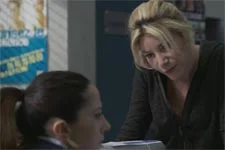 Ariane fait semblant d?avoir de la compassion pour Samia