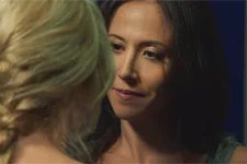 Ariane menace Samia dans les vestiaires du commissariat !