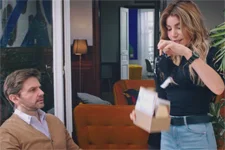 Ariane s’étonne qu’Alex Melmont reçoive un soutien-gorge d’une patiente !