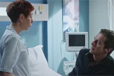 Babeth donne des recommandations à Andrès (Pavel) avant sa sortie de l’hôpital Marseille-Est