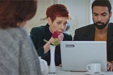 Babeth et Gabriel récupèrent le mot de passe de l’ordinateur de Jeanne auprès d’Anémone