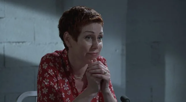 Babeth, jolie dans son chemisier fleuri ! look du jour