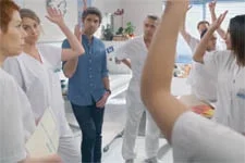 Babeth se fait massacrer par ses collègues à l?hôpital !