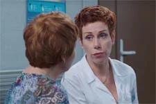 Babeth tente de faire comprendre à Yolande qu’elle a besoin d’aide