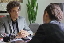 Baptiste manipule Claudia pour se faire engager dans sa société !