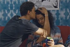 Baptiste minimise sa mauvaise expérience en famille d?accueil pour rassurer Emma