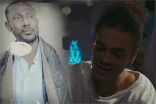 Baptiste montre une photo de son « vrai » père à Emma !