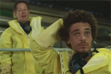 Baptiste questionne un employé d’Artextile sur les eaux usées pleines de produits chimiques