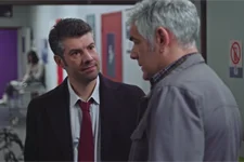 Barrault apprend à Sébastien que Samia a retourné sa veste !