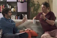 Benoît et Stéphane doivent choisir le vernis à ongles d?Eve