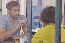 Bertrand donne des conseils à Mirta avant le retour de Luna