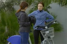 Blanche se met au vélo pour engager le dialogue avec Johanna