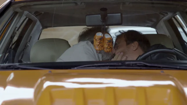 Boher embrasse un homme