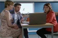 Camille et Laurent regardent l?opération de leur fils en live