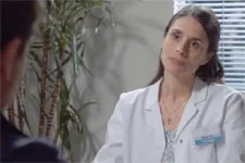 Caroline explique le protocole du traitement hormonal à Clément