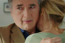 Céline accorde sa confiance à son père qui la manipule