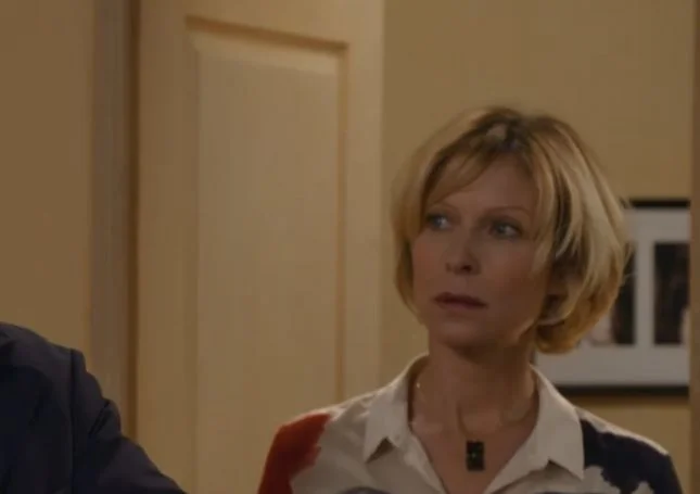 Céline, belle en chemisier arty ! look du jour