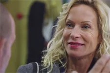 Céline évite de laisser Vincent déprimer tout seul