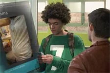 César est bien décidé à faire du commerce avec les t-shirts de Thérèse