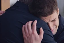 César fond en larmes dans les bras de Rochat !