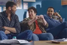 Claire apprend à Thomas et Gabriel que sa copine Monique refuse catégoriquement de vendre son appartement !