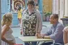 Claire félicite Céline pour sa grossesse !