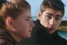 Clara refuse de dire à Théo pourquoi elle se scarifie