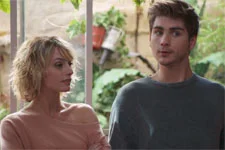 Coralie avoue à Théo qu’elle aurait craqué pour lui si elle avait 17 ans