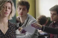 Coralie chope Tom en train de tricher !