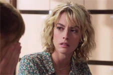 Coralie comprend qu’elle parle avec quelqu’un de son entourage !