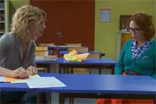 Coralie donne une leçon d?enseignement très stricte à Aurélie !