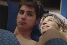 Coralie et Théo se réveillent pour la première fois ensemble dans leur appartement