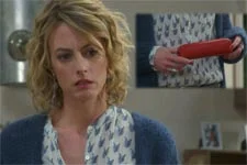 Coralie fait une terrible découverte dans la salle de bain !