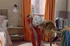 Coralie fouille dans la chambre de Delphine !