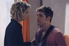 Coralie insiste pour que Théo accepte l’invitation de Delphine