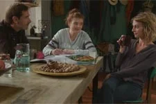 Coralie parvient à relâcher la tension avec Clara