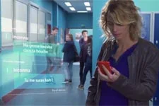 Coralie reçoit des messages cochons sur son portable